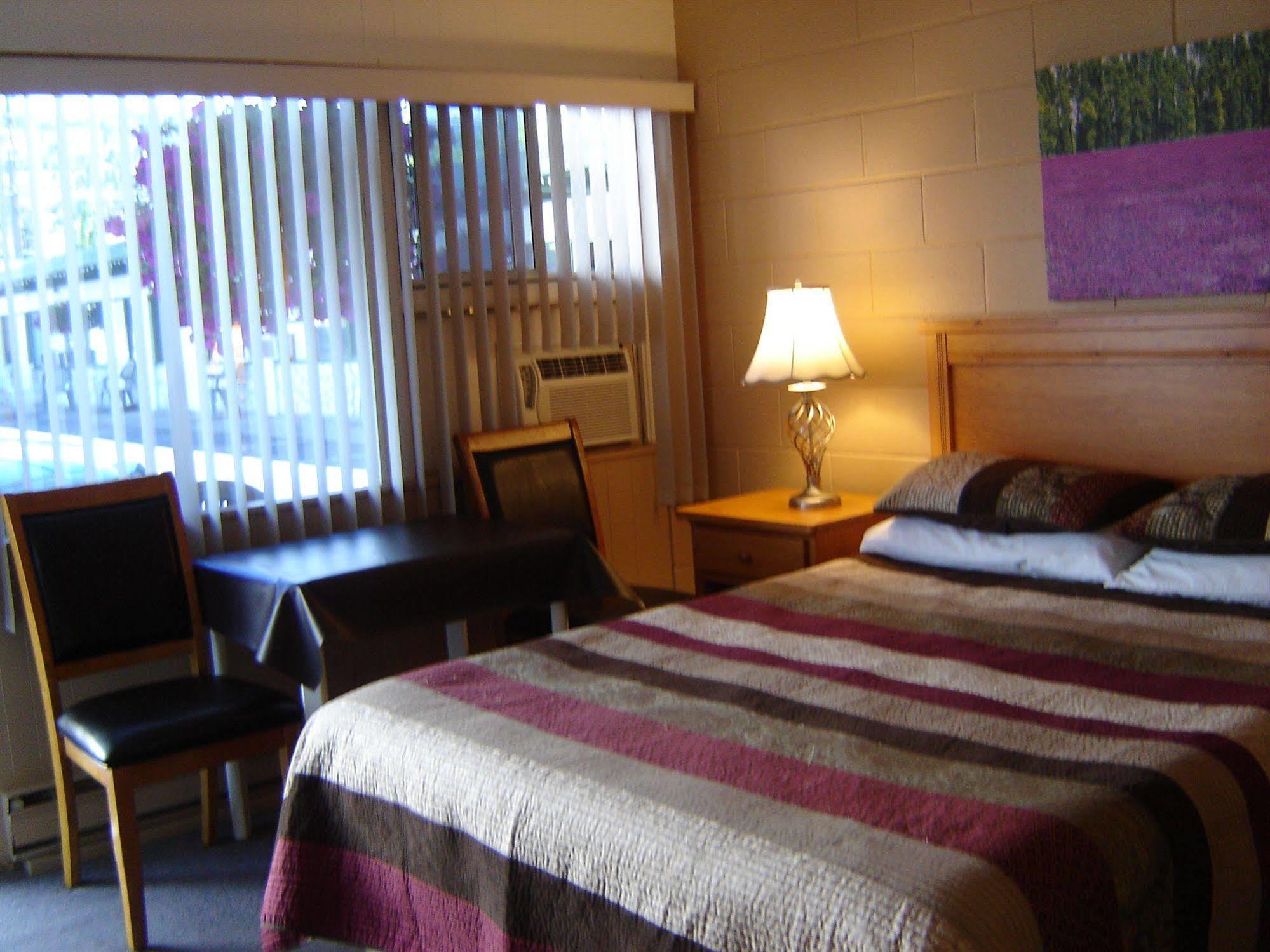 Flamingo Motel Penticton Exterior photo